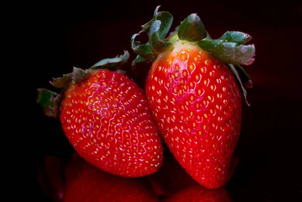 多汁的草莓使你随时想吃 充满活力的色彩 — 图库照片