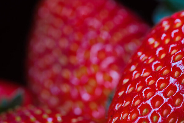 Из-за сочной клубники их хочется есть в любое время. яркие цвета