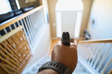 Gri siyah el silahıyla haneye tecavüzü önleyin.