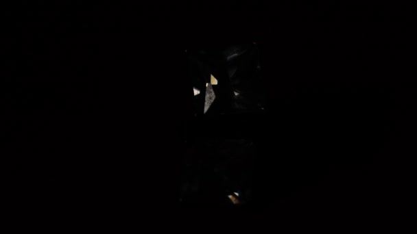 透明度の高いキュービックジルコニアスクエアスタッドピアスゴールドトーン — ストック動画