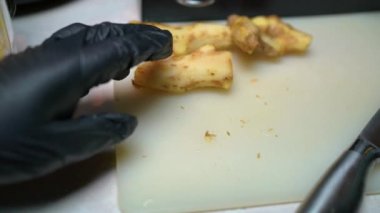 Zencefilli içecekler için taze doğranmış zencefil. 