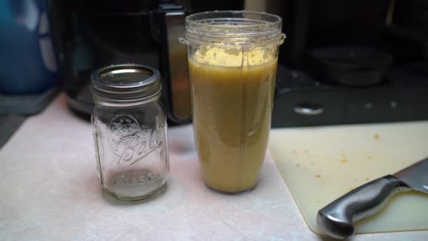 新鲜混合生姜 用于将姜汁挤入砂锅中 供日后使用 — 图库视频影像