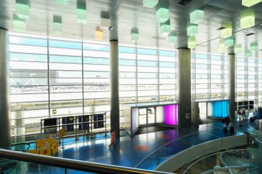 Kapalı bina rengarenk ışıkları her yerde.