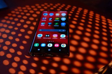 Masa gölgesinde parlak uygulamalı cep telefonu