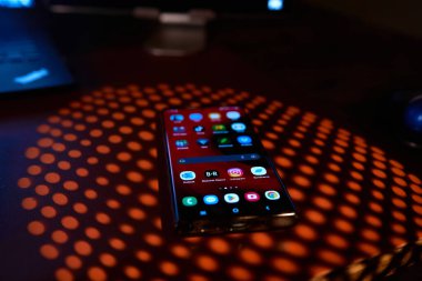 Masa gölgesinde parlak uygulamalı cep telefonu