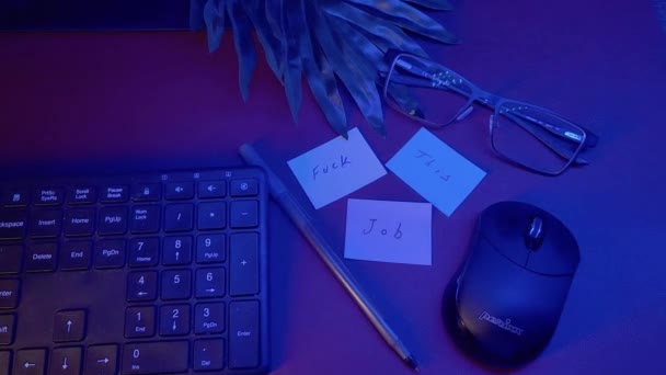Job Keyboard Post Notes Pen Glasses Desk Job Work Home — Stock Video