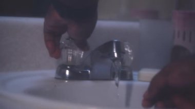 El yıkama sabunu ve su siyah adam kol saati.