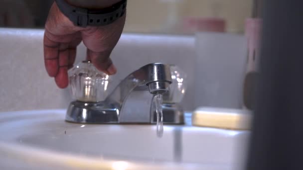 Мытье Рук Мыло Вода Черный Мужчина Наручные Часы — стоковое видео