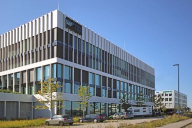 Garching, Almanya - TUM (Münih Teknik Üniversitesi) kampüs ve araştırma merkezi binalarının panoramik sokak manzarası: SAP ve Siemens 'in yeni genel merkez binaları