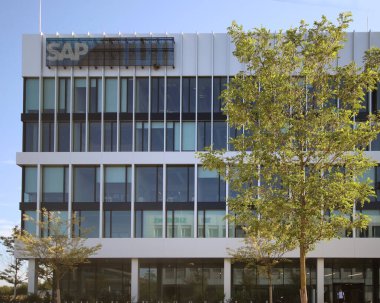 Garching, Almanya - TUM (Teknik Münih Üniversitesi) kampüs ve araştırma merkezi binalarının panoramik sokak manzarası: SAP 'ın yeni genel merkez binası