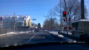 Tren geçidi, köy yolunda kırmızı durak.