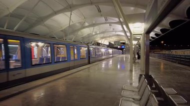 Tren istasyondan ayrılıyor, Münih-Froettmaning, Almanya