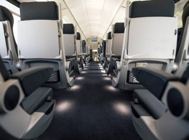 Boş koltuk sırası görüntüsü. Modern yolcu treninin içi. Demiryolu, demiryolu, tren taşımacılığı.