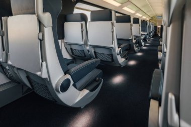 Rahat boş koltukların olduğu sıra görüntüsü. Modern Intercity yolcu treninin içi. Kullanışlı demiryolu ve tren ulaşımı kavramı.