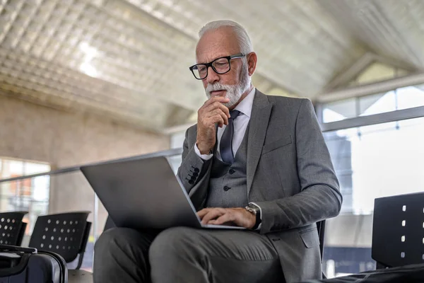 Задумчивый Старший Бизнесмен Сидя Стуле Пользуется Ноутбуком Пожилой Мужчина Профессионал — стоковое фото