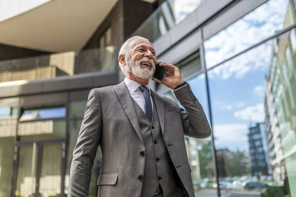 Feliz Hombre Negocios Confiado Hablando Por Teléfono Inteligente Hombre Edad — Foto de Stock
