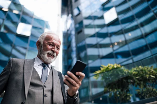 Vista Basso Angolo Sorridente Imprenditore Senior Socializzare Smartphone Uomo Affari — Foto Stock