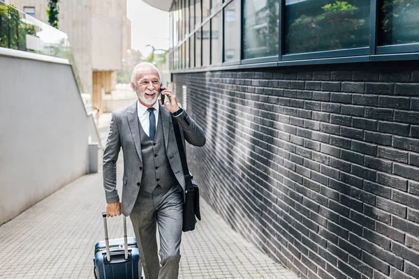 Uomo Affari Anziano Sorridente Con Valigia Che Parla Con Smartphone — Foto Stock