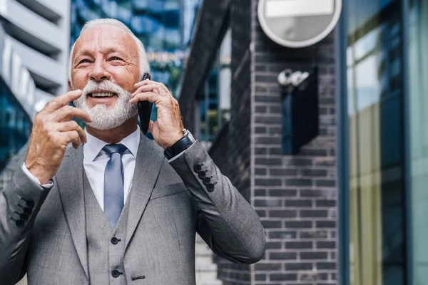 Feliz Anciano Profesional Hablando Por Celular Empresario Senior Confianza Está — Foto de Stock