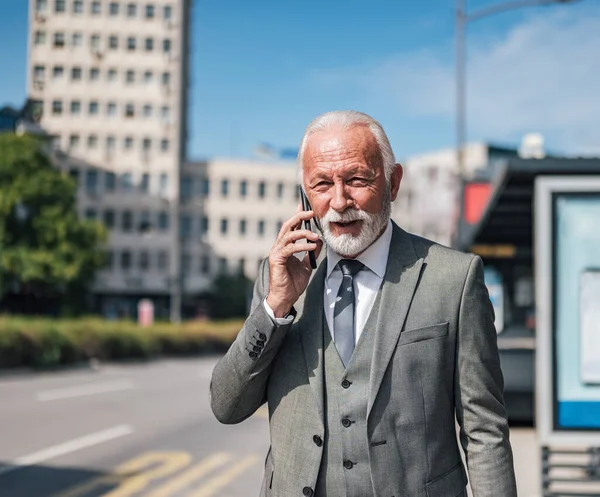 Hombre Negocios Mayor Hablando Por Teléfono Inteligente Mientras Viaja Anciano — Foto de Stock