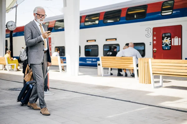 Professionella Meddelanden Smarttelefon Äldre Affärsman Går Med Resväska Tunnelbanan Eller — Stockfoto