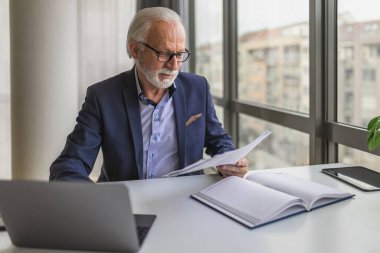 Takım elbiseli üst düzey iş adamı şirketi için birini arıyor..