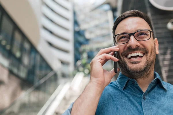 Πορτρέτο Του Αισιόδοξου Ενήλικα Γυαλιά Έχοντας Τηλεφωνική Συνομιλία Κάποιον Ενώ — Φωτογραφία Αρχείου