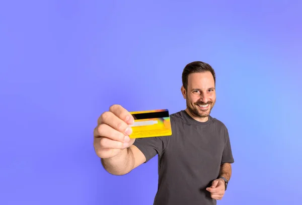Retrato Guapo Sonriente Joven Adulto Cliente Masculino Mostrando Tarjeta Crédito —  Fotos de Stock