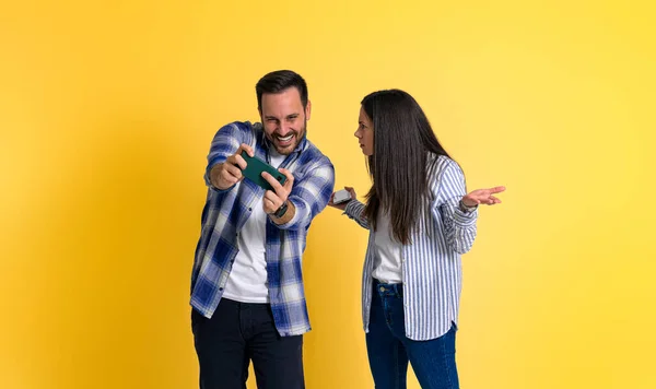 Wütende Freundin Zuckt Mit Den Schultern Und Schaut Ihren Fröhlichen — Stockfoto