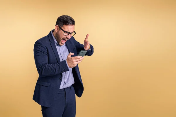 Frustrato Giovane Uomo Affari Guardando Indicando Smart Phone Mentre Urlava — Foto Stock