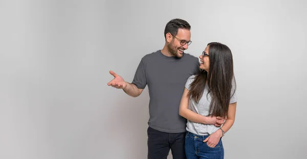 年轻而快乐的男朋友 在背靠背的时候抱着女朋友 幸福的夫妻戴着眼镜 彼此深情地望着对方 — 图库照片