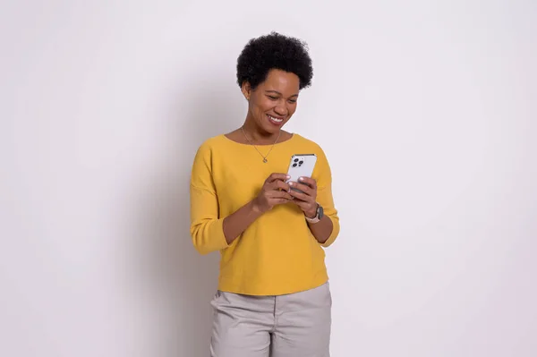 Glimlachende Jonge Vrouw Met Kort Afro Haar Sms Smartphone Mooie — Stockfoto