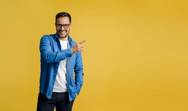 Usmívající Muž Podnikatel Ukazuje Kopírovací Prostor Pro Marketing Zatímco Stojí — Stock fotografie