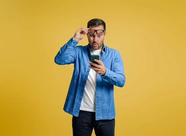 Scioccato Uomo Affari Lettura Messaggio Inaspettato Smart Phone Sfondo Giallo — Foto Stock