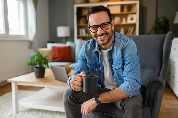 Retrato Hombre Negocios Sonriente Sosteniendo Una Taza Café Sentado Sillón —  Fotos de Stock