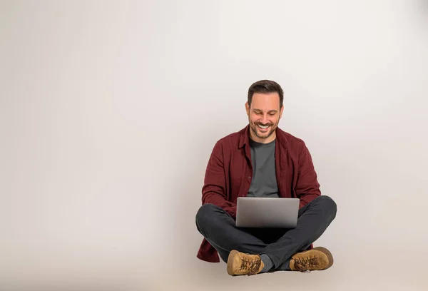 Usmíval Pohledný Profesionální Muž Pracující Online Přes Notebook Sedící Zkříženýma — Stock fotografie
