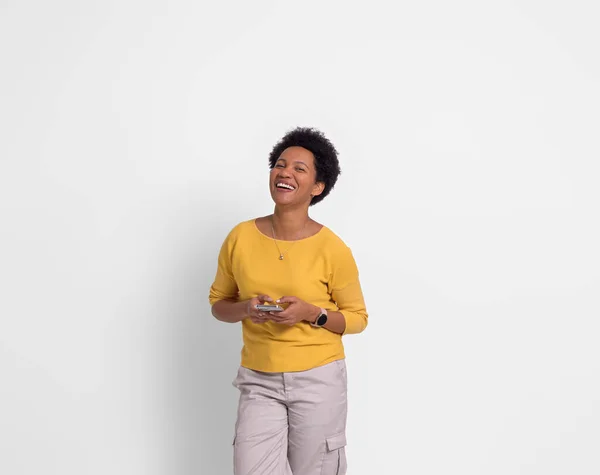Vrolijke Mooie Vrouw Met Afro Haar Messaging Mobiele Telefoon Lachen — Stockfoto