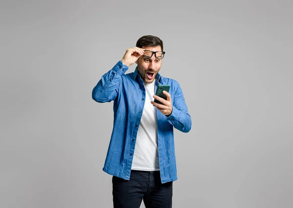Giovane Uomo Affari Guardando Suo Telefono Cellulare Con Espressione Sorpresa — Foto Stock