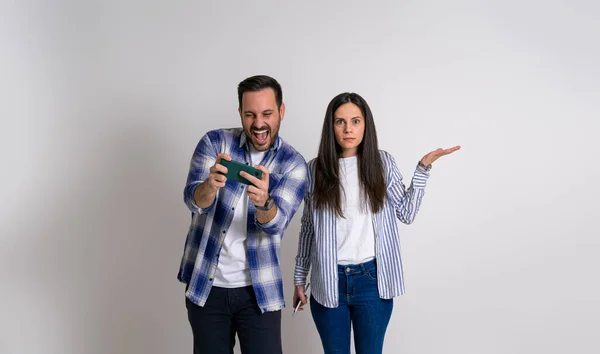 Angry Girlfriend Gesturing Looking Camera While Standing Cheerful Boyfriend Screaming — Stock Photo, Image