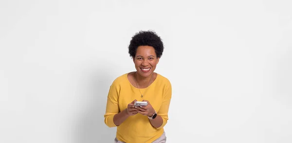 Portret Van Jonge Vrouw Geel Shirt Lachend Chatten Mobiele Telefoon — Stockfoto