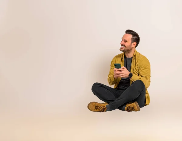 Usmívající Mladý Podnikatel Odvrací Pohled Posílá Smsky Chytrý Telefon Zatímco — Stock fotografie