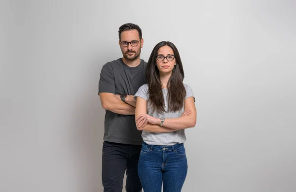 Porträt Eines Jungen Freundes Und Einer Freundin Mit Verschränkten Armen — Stockfoto