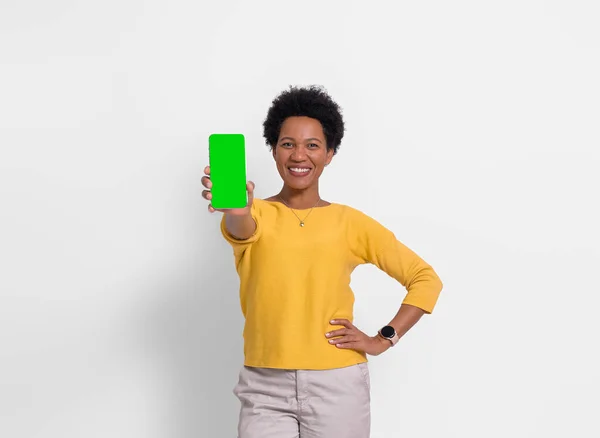 Glimlachende Jonge Vrouw Met Hand Heup Tonen Smart Phone Met — Stockfoto