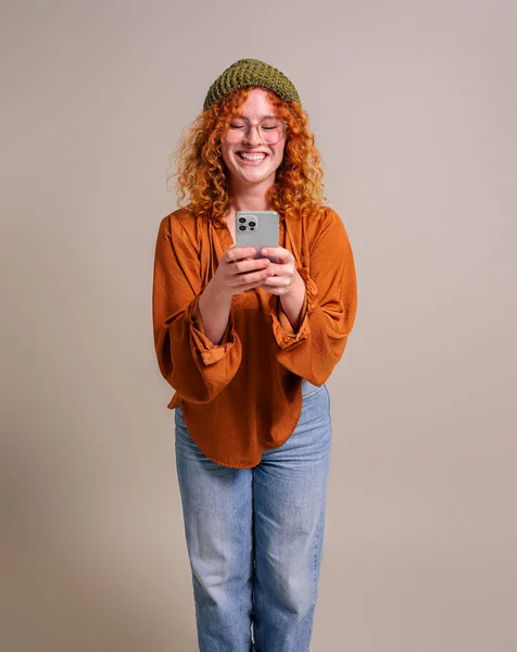 Glimlachende Mooie Vrouw Met Krullend Haar Sms Smart Phone Terwijl — Stockfoto