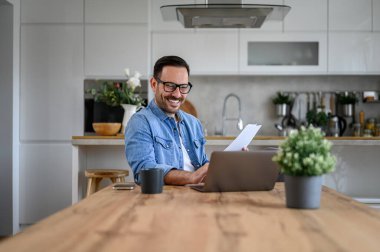 İçişleri Bakanlığı 'ndan çalışırken laptopunu kullanarak gülümseyen genç finans danışmanı