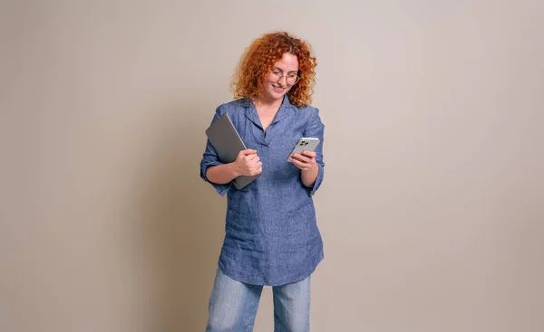 Mooie Zakenvrouw Met Digitale Tablet Sms Smartphone Tegen Achtergrond — Stockfoto
