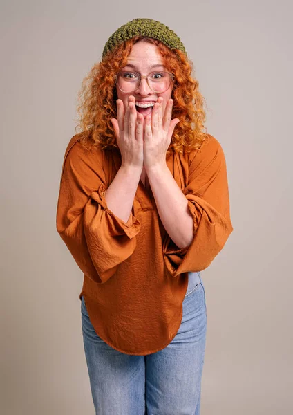 Positieve Mooie Vrouw Met Handen Bedekken Mond Lachen Vrolijk Tegen — Stockfoto