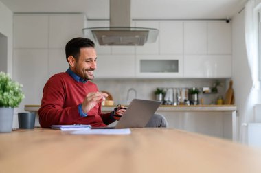 Ofisteki dizüstü bilgisayarda video görüşmesi yaparken neşeli işadamının portresi.