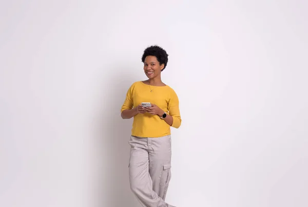Portret Van Lachende Jonge Zakenvrouw Online Messaging Smartphone Witte Achtergrond — Stockfoto