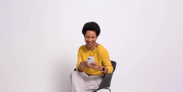 Mulher Negócios Alegre Verificando Mensagens Por Telefone Inteligente Sentado Cadeira — Fotografia de Stock